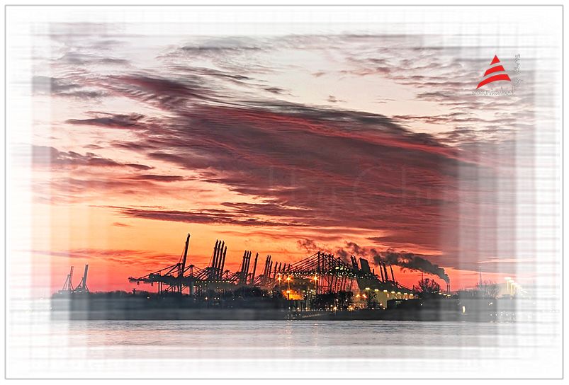 Kurz vor Sonnenaufgang im Hamburger Hafen